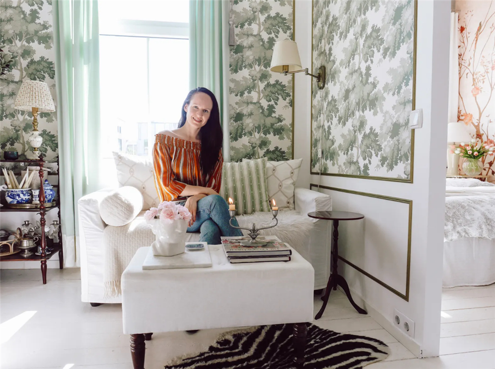 31岁“大姑娘”买下23㎡蜗居，小家切两半做客厅卧室：也太舒服了