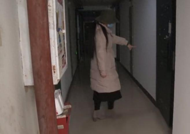 女子门外鞋里现不雅纸条,女子在鞋里发现纸条