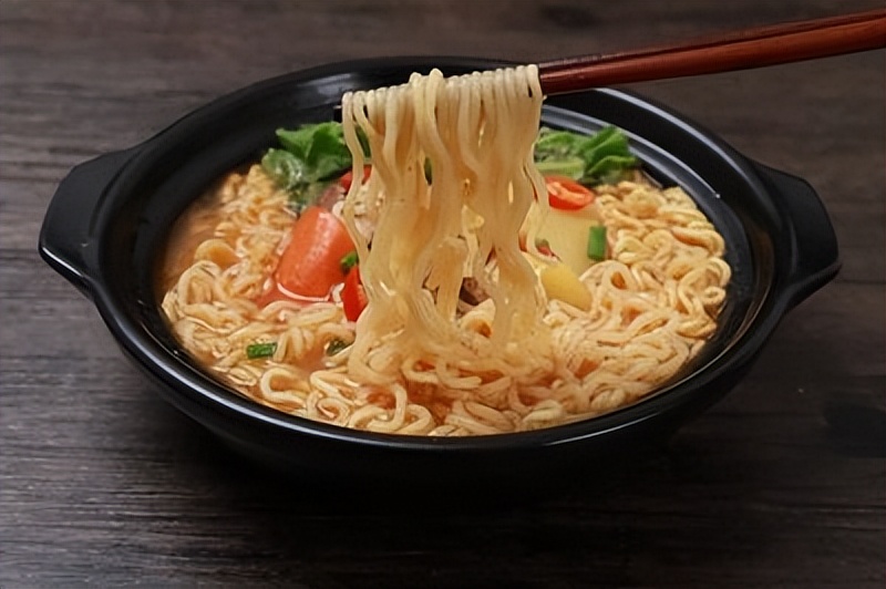 一男子出国携带方便面竟被罚款，这是特殊规定还是针对中国人呢？