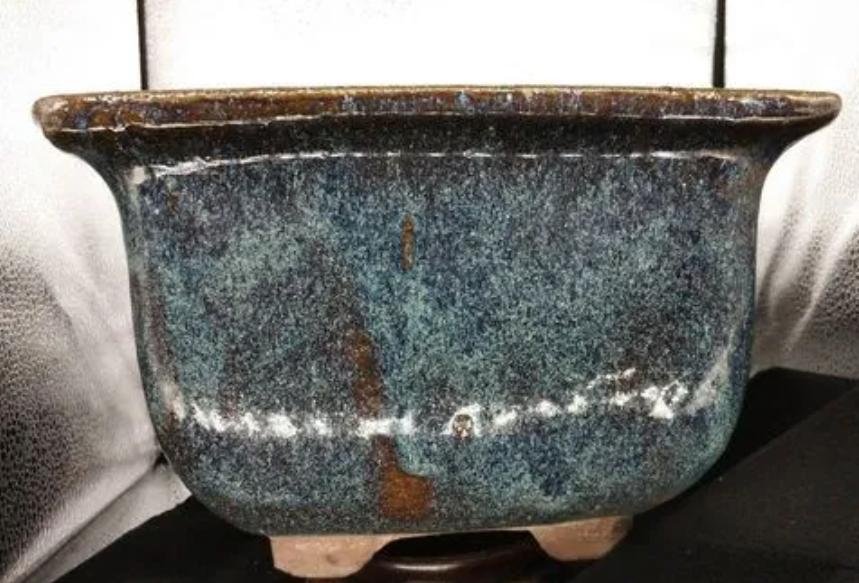 古代用油脂来制作防雨用具，曹魏时期铜雀台的瓦片上都有胡桃油