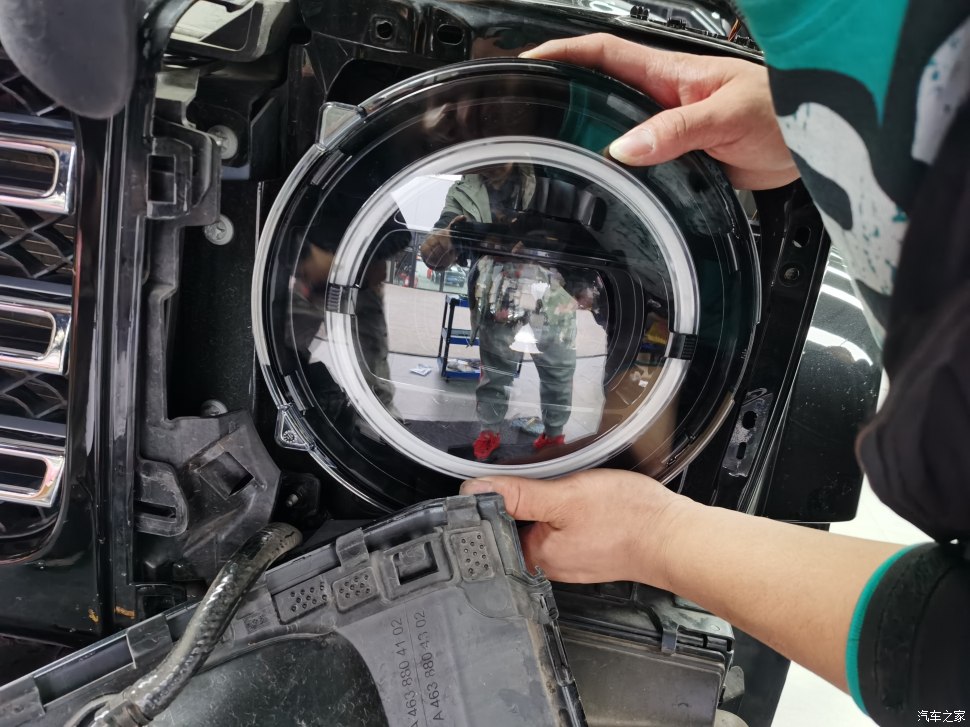 告别低配“蜡烛灯”，奔驰G350升级海拉几何多光束大灯