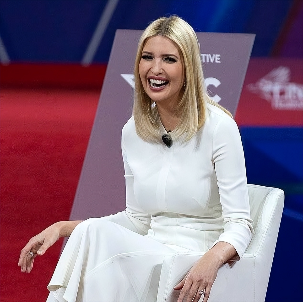 41岁伊万卡被丈夫搂在怀中,伊万卡参加节目水蜜桃