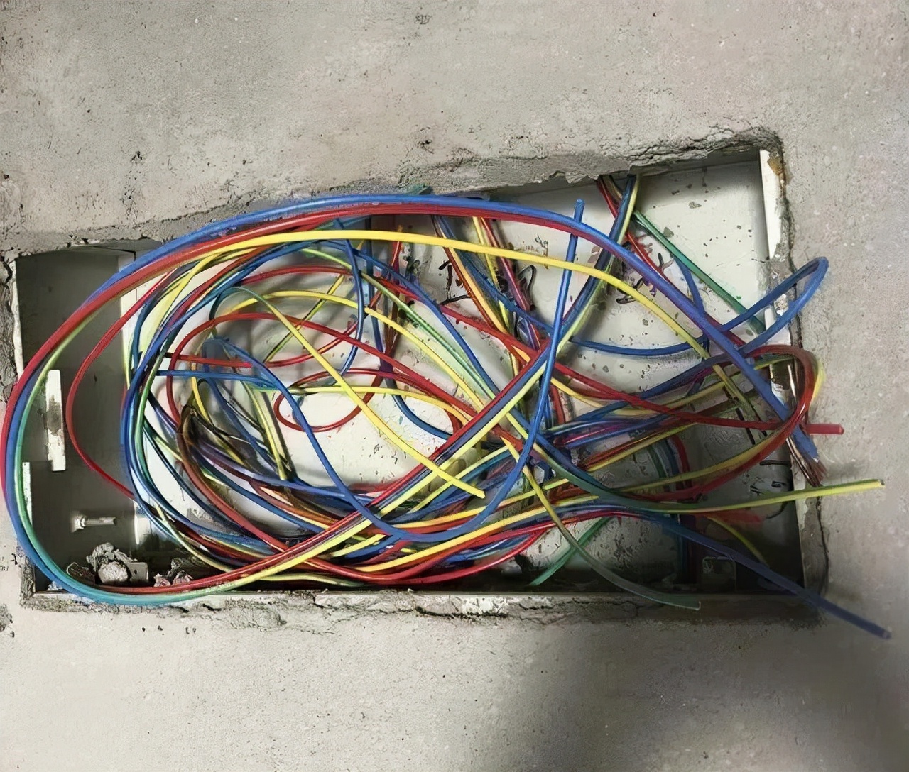 墙里的电线烧坏了,家里电线烧坏怎么办不用拆墙