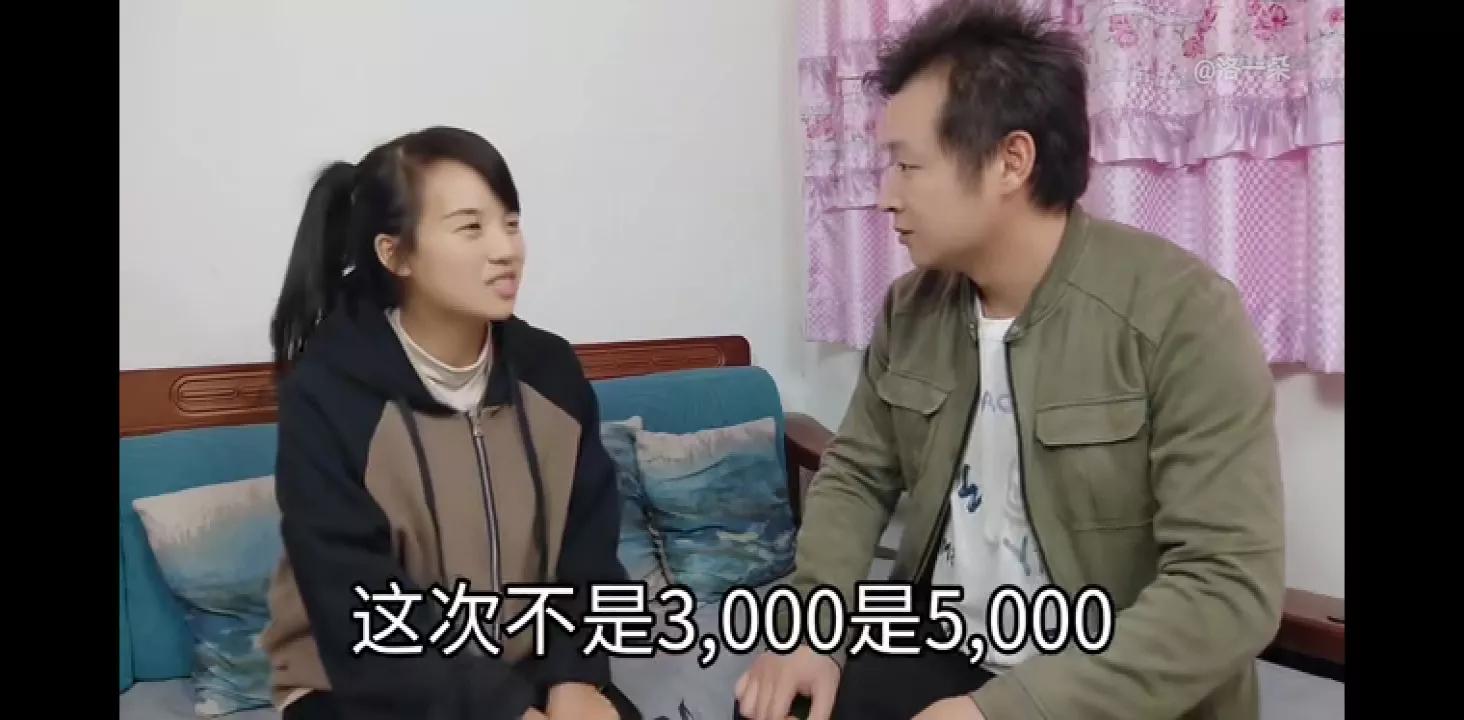 一朵在家里沙发后发现五千元，这次朵错怪奇，是奇妈昨天偷放的