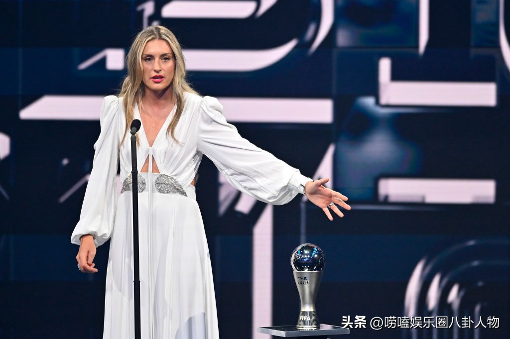 在巴萨踢球和梅西年纪相仿,在足球场上的梅西