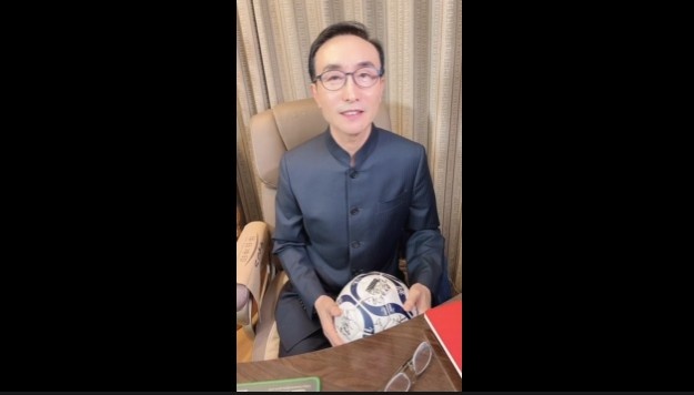 人民日报点评巩汉林和中国男足,巩汉林被足球砸