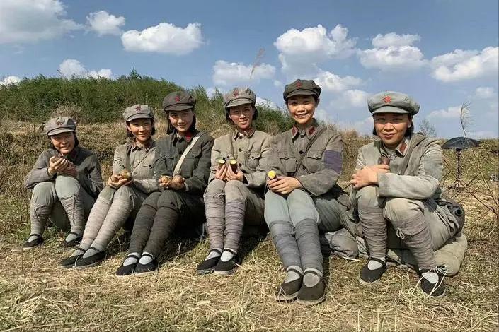 “十七年”电影中，田野、工厂与*会集**，是呈现幸福生活的主要地点