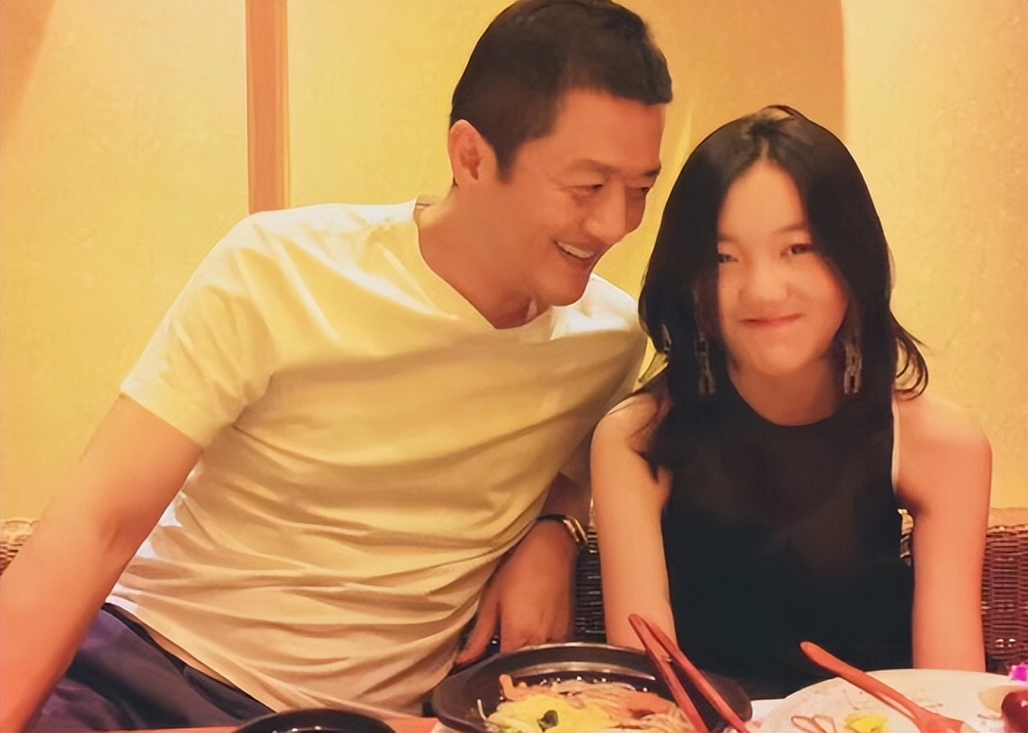 16岁李嫣现身瑞士超市，穿棒球服过季棉靴不如从前，疑生活变拮据