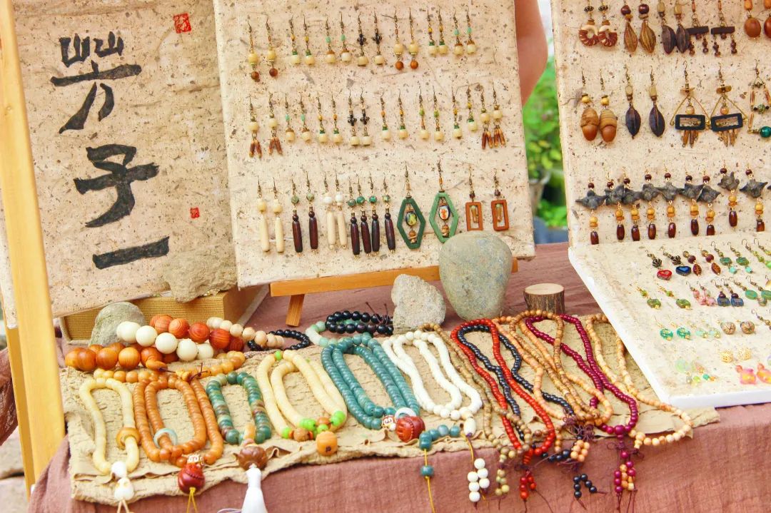 好吃又好玩！大学生和村民一起“摆摊”，现场太热闹......