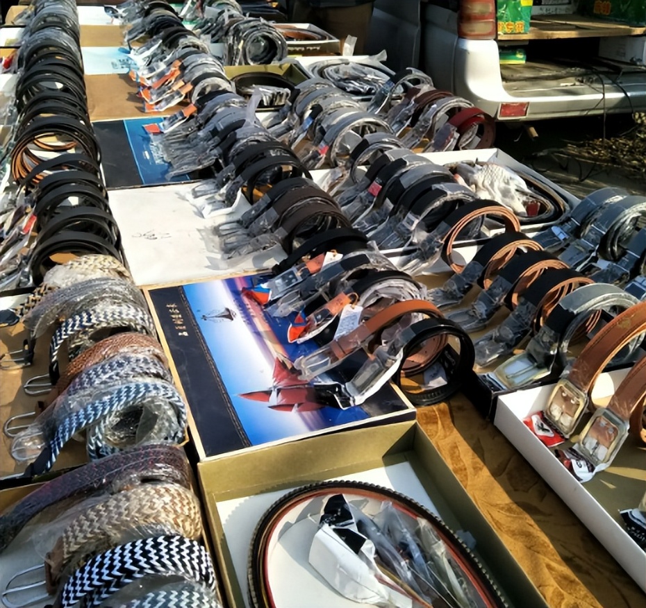 地摊上老式的现割牛皮带,地摊现割牛皮