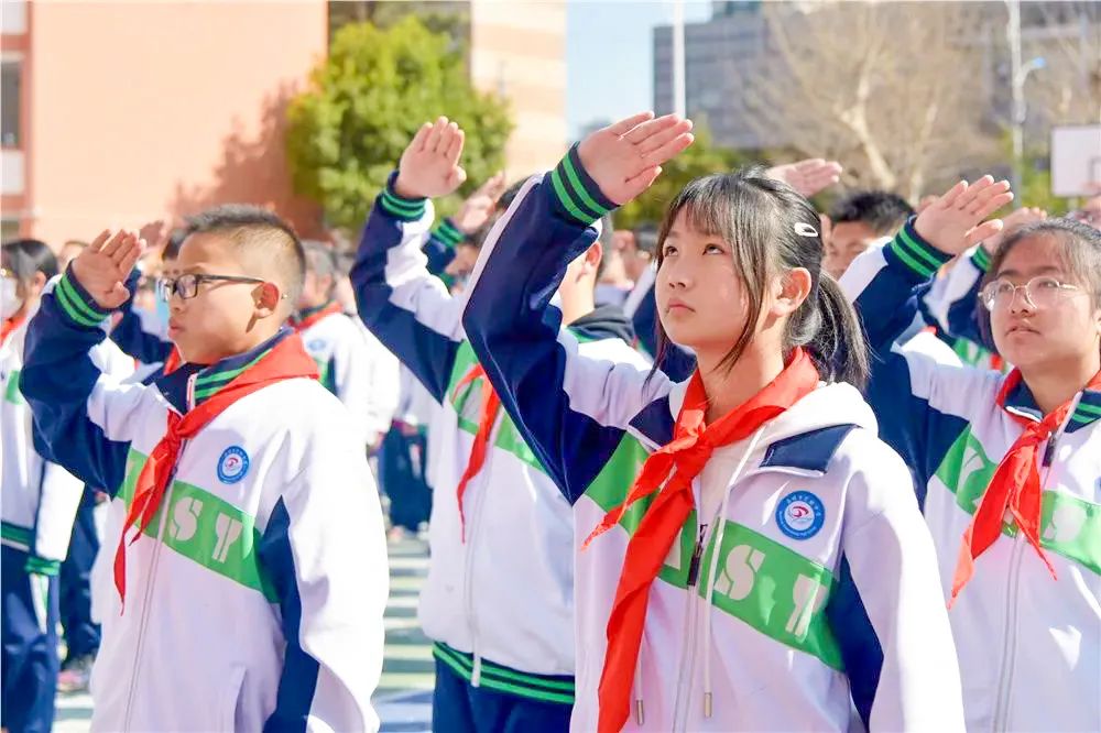 开学季校园展示打卡,开学啦冰墩墩小学生积极向上图片