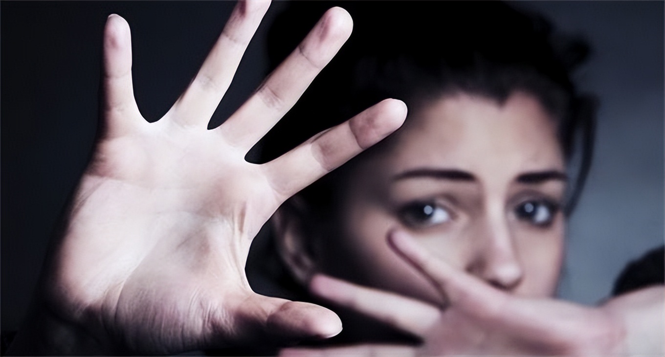 16岁保姆被女人暴打,上海保姆出国受虐待事件