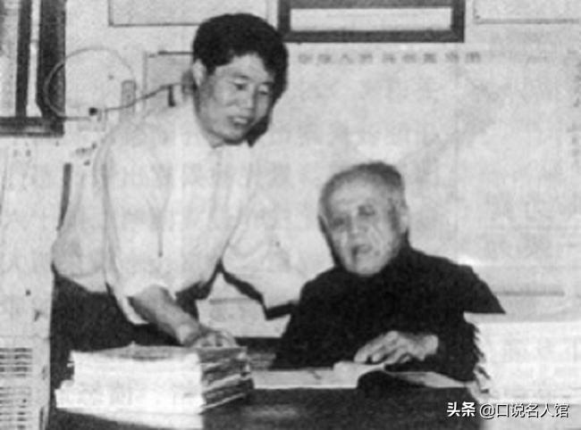 1976年，毛主席晚年看电影，10分钟不到便号啕大哭，被迫中止放映