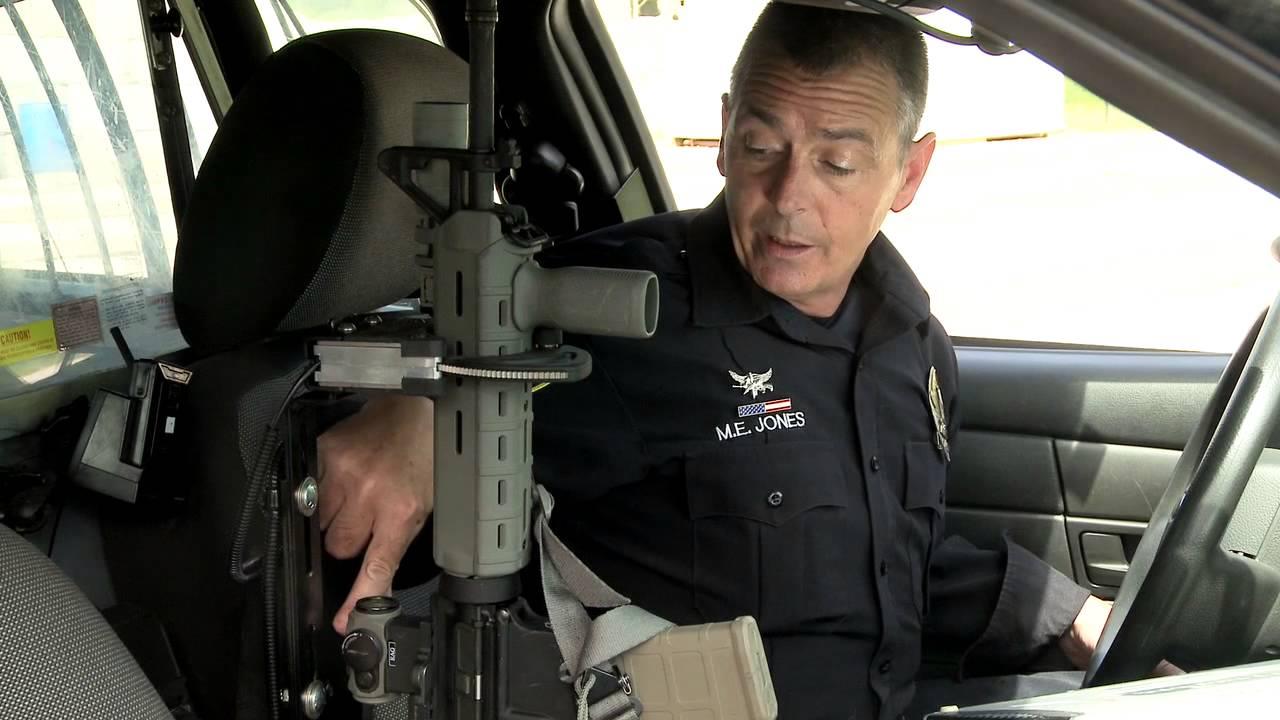 美警与劫匪的军备竞赛：手枪打不过劫匪、巡警配突击步枪