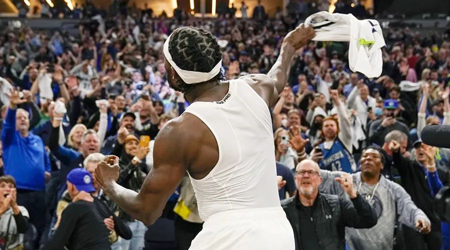 关于一只狗带领一群狼的电影,一只狗带领一群狼