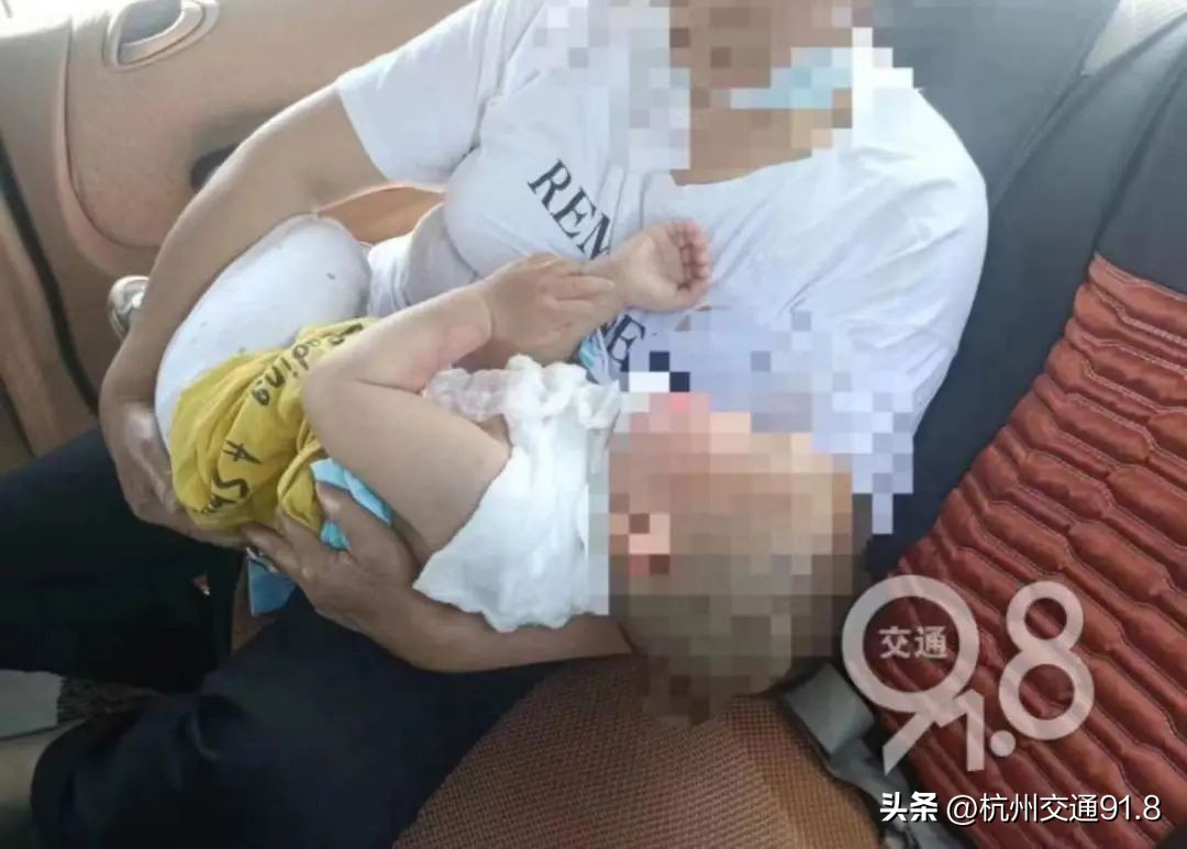 烫伤孩子的艰难送医路,一岁幼童烫伤送医遇堵