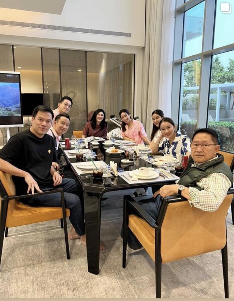 英拉穿西装出席活动照片,泰国50岁英拉