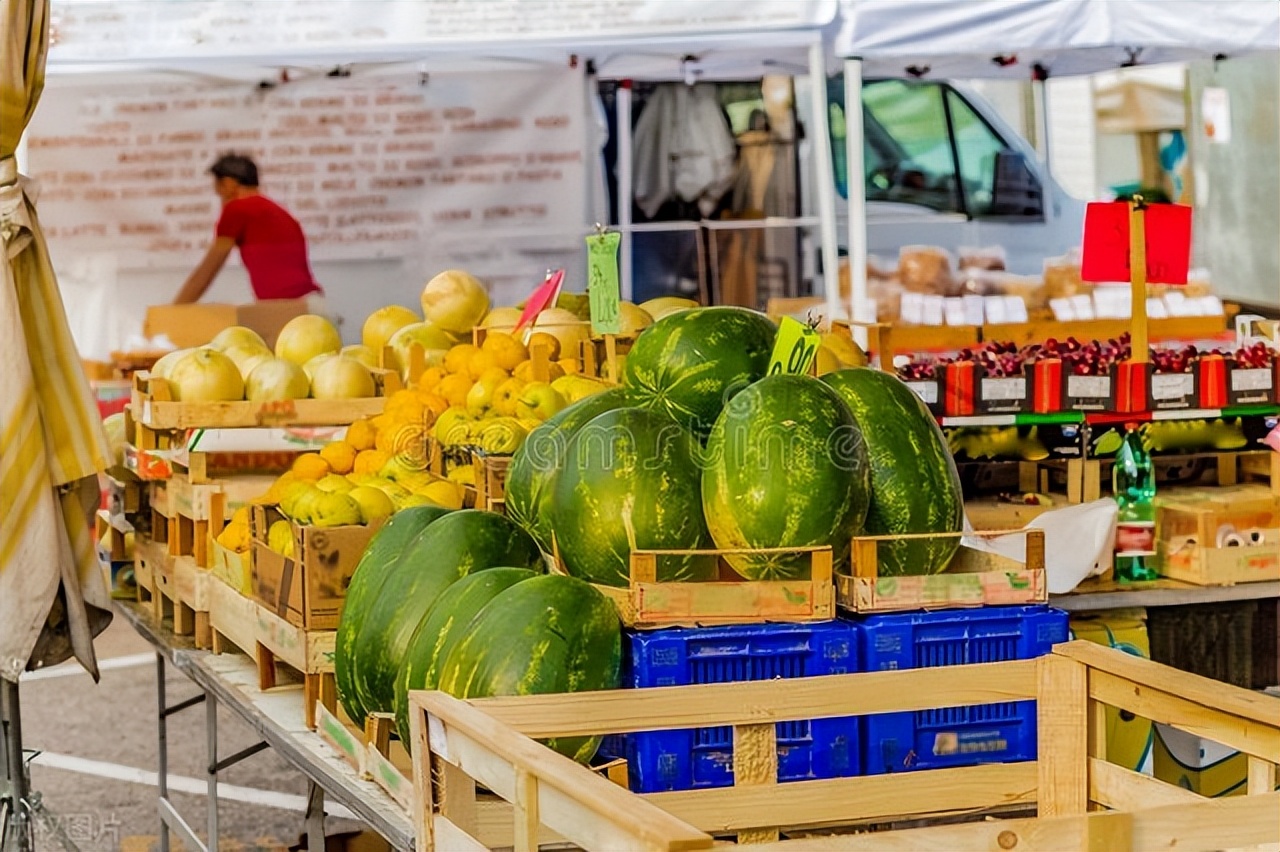 四川大妈摆摊卖水果利用“人的贪婪”年赚85万,这思路没毛病!