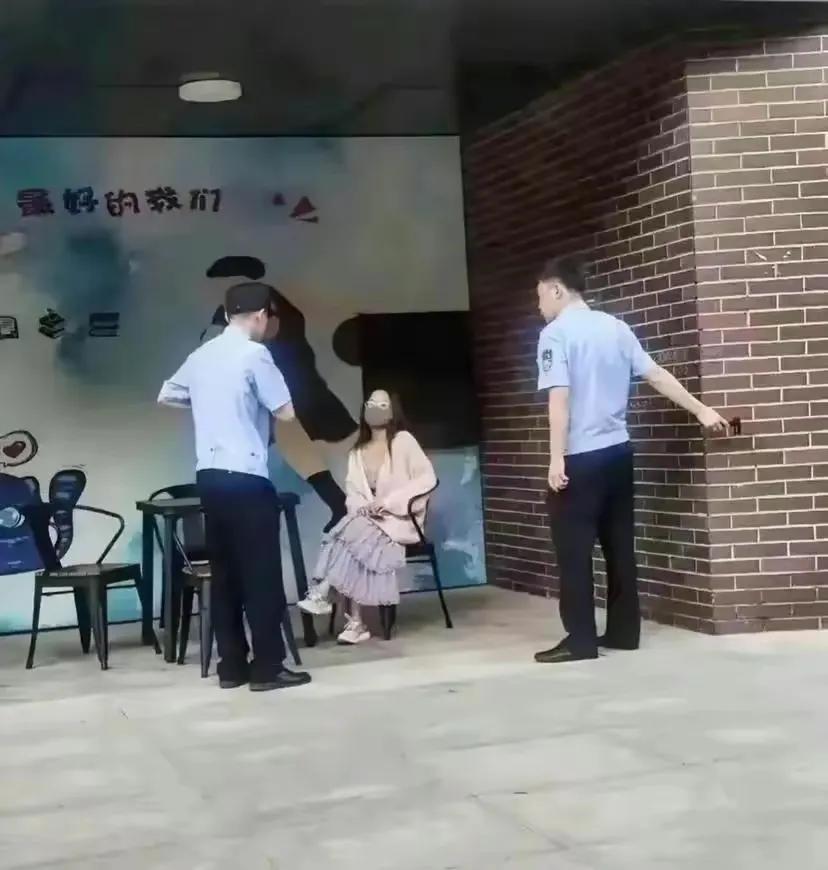 三大质疑戳中要害！天大扣饭女大学生罪有应得，她早已忍受不了！