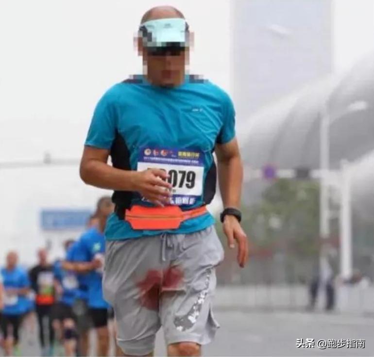 史上最惨！跑到大面积血染背心，大哥为了“破三”拼了！