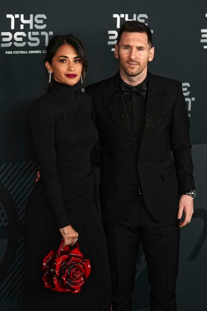 梅西颜值巅峰穿西装,梅西中国行穿的牛仔短裤