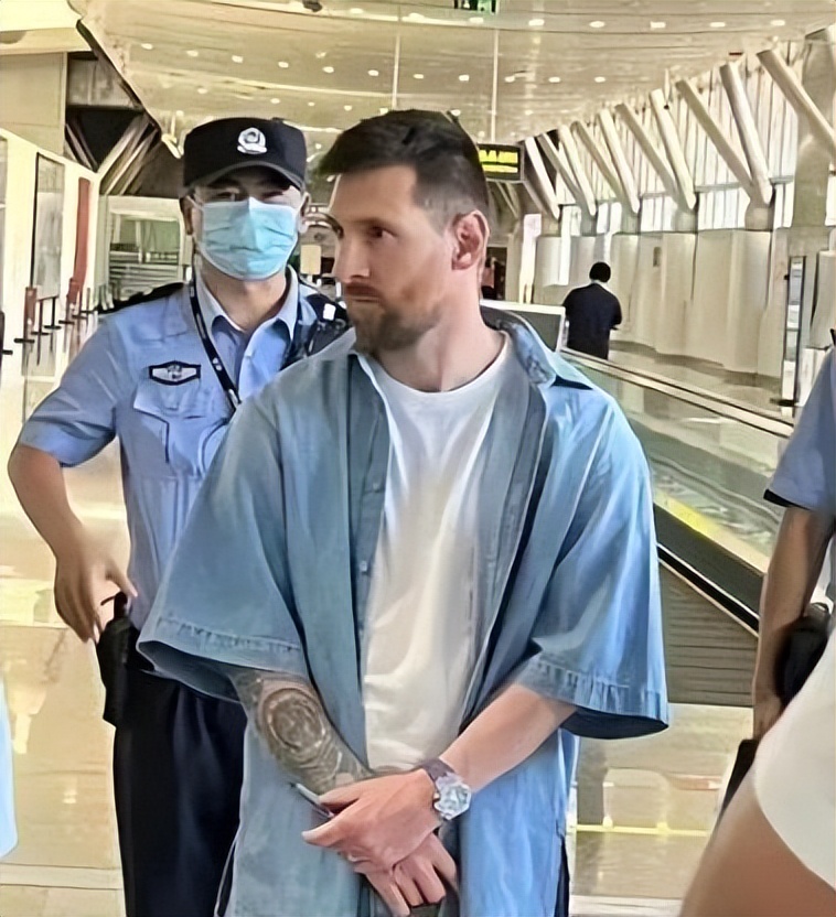 梅西被曝抵达巴黎,梅西被警察抓视频