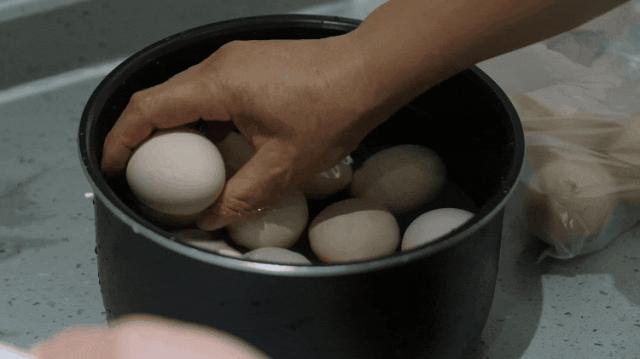 57岁北漂女工，在女厕3㎡管道间里画画：这里安放我的灵魂