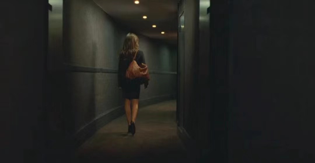 法国影片《花容月貌》以超现实的手法表达了什么？