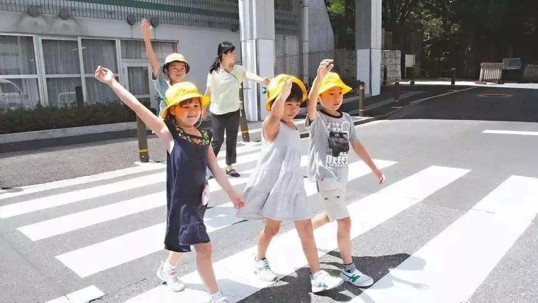 小孩骑电动车忘拔钥匙,电动车没拔钥匙小孩错拧油门
