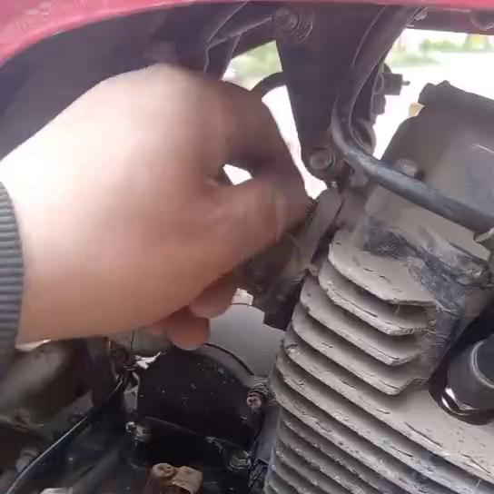 125摩托车化油器放油处一直漏油,摩托车停车化油器漏油是什么原因