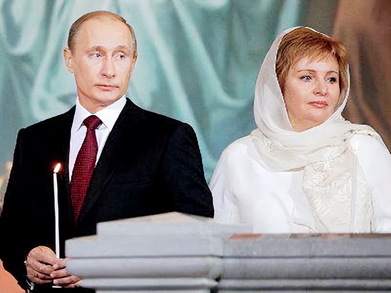 马克龙娶大24岁妻子图片,马克龙娶了大自己24岁的老师