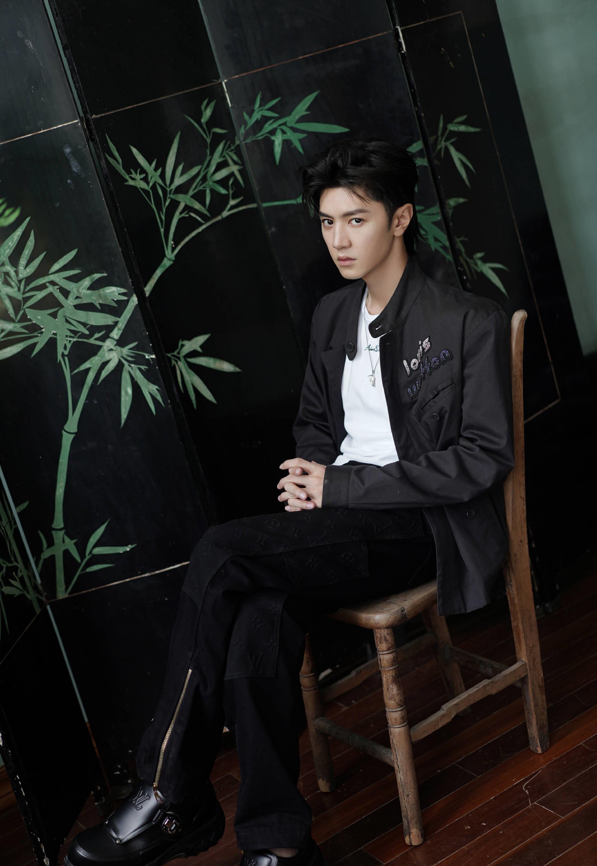 月度最in*服私**：翩翩男妲己胸残质子团，爆剧外的男*诱色**惑最致命！