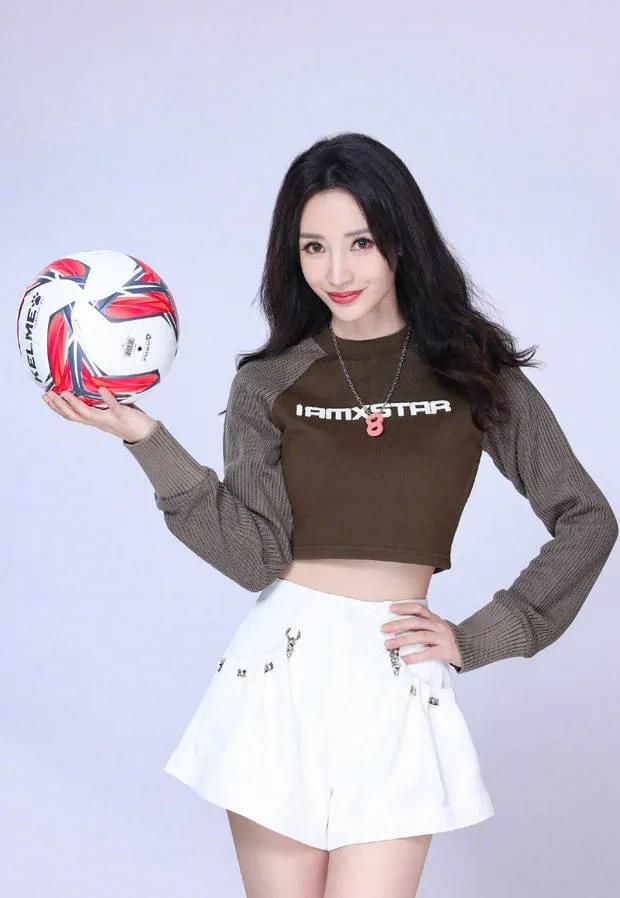 柳岩变身大姐大,柳岩变身李小璐