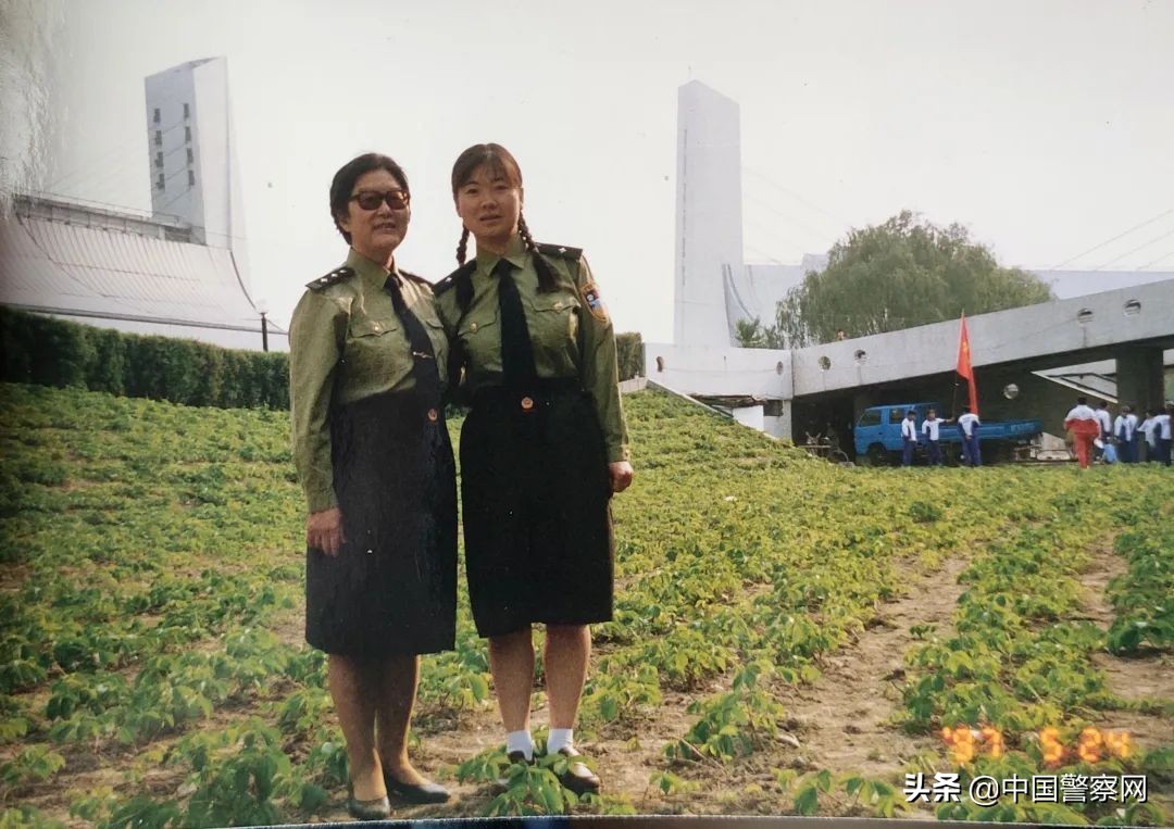 是警察奶奶！把孩子们带上了冬奥开闭幕式舞台