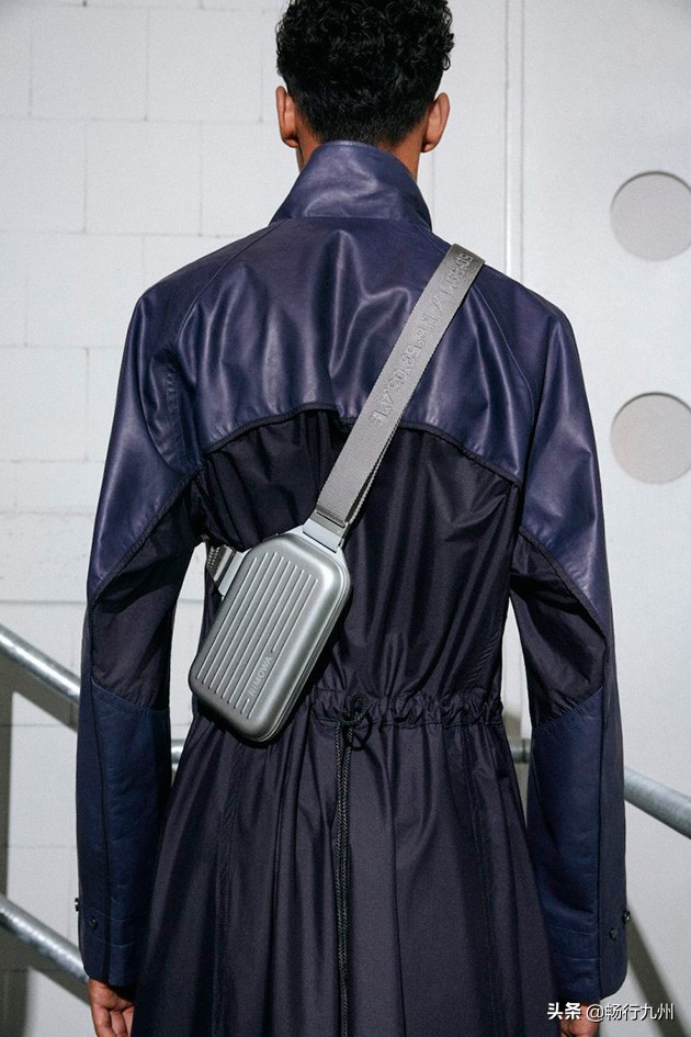 为爱人挑选心仪的礼物,用心挑选礼物的男人