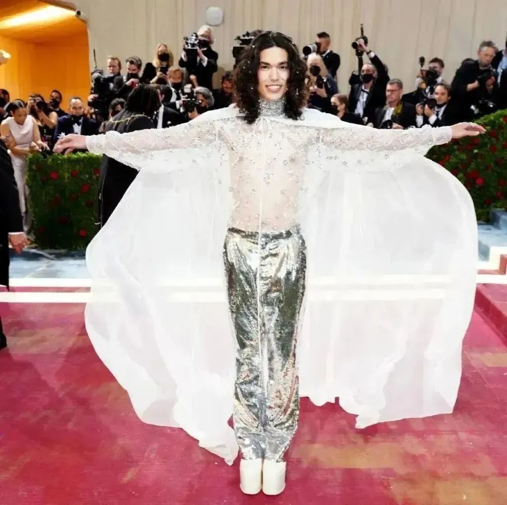 拖把头、海底生化人穿搭，美国这最受瞩目的一夜，如“群魔乱舞”