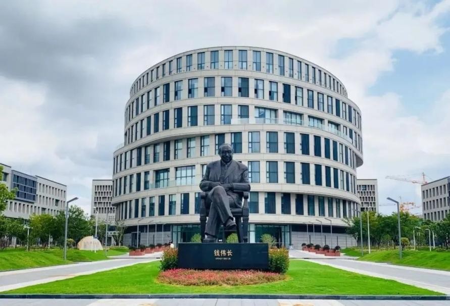 坐拥四大分馆，上海名校“网红地标”惊艳出圈！今天，让我们把“头条”留给它