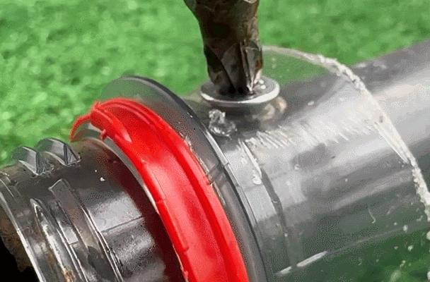 把毛巾绑在扫把上,毛巾脏了可以用来绑在扫帚上拖地