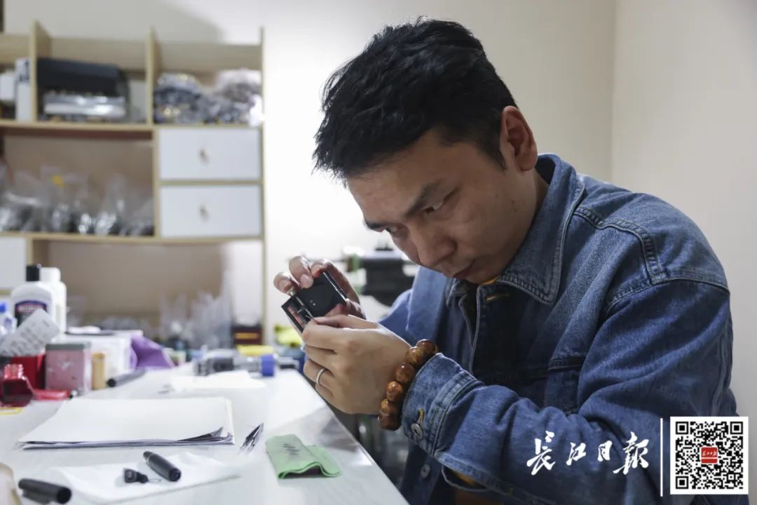 武汉90后小伙修钢笔火了，全国人都来找他