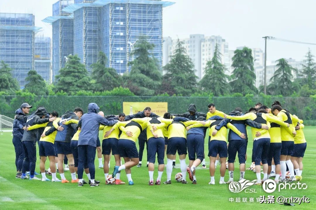 璧涘満涓婄殑鎴戜滑闇告皵鍗佽冻,璧涘墠鑷俊婊℃弧