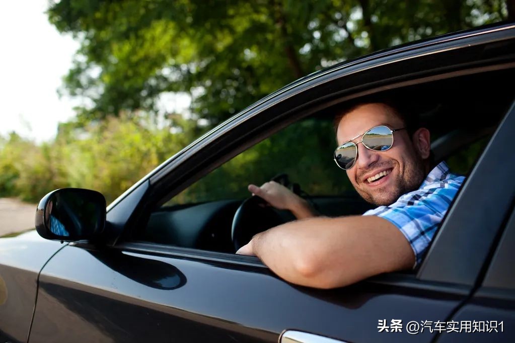 为何老司机都喜欢戴墨镜开车,为什么司机开车戴手套