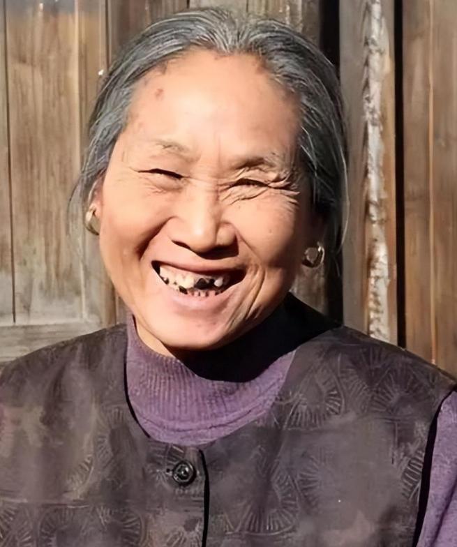 苇青演疯老太太,老太太演员苇青