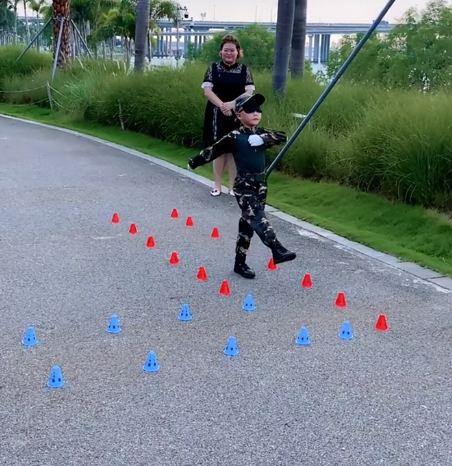 兵王小孩瞪大眼站军姿,五岁小孩军姿走红抖音