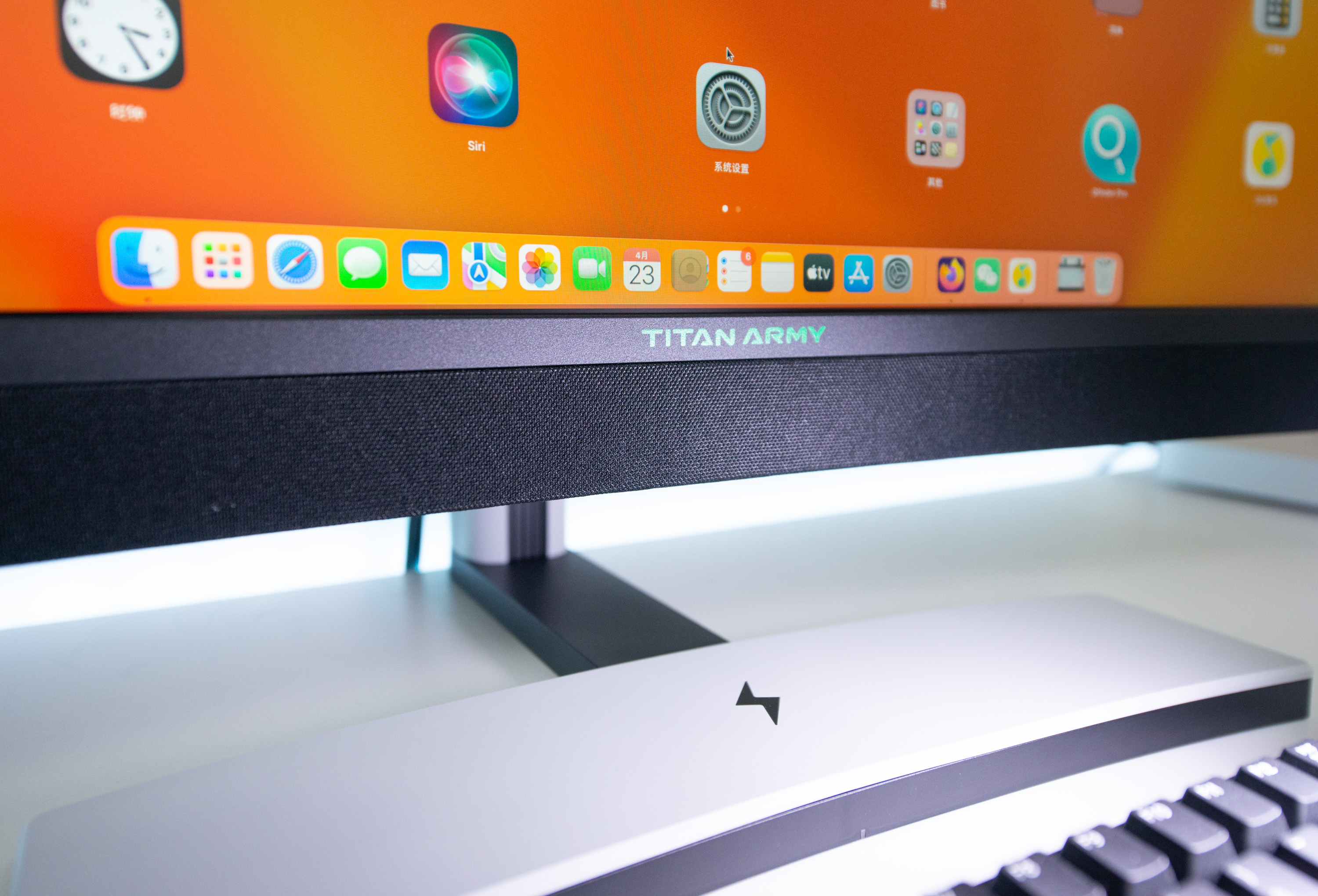 带扬声器和麦克风的显示器,带喇叭和麦克风的显示器