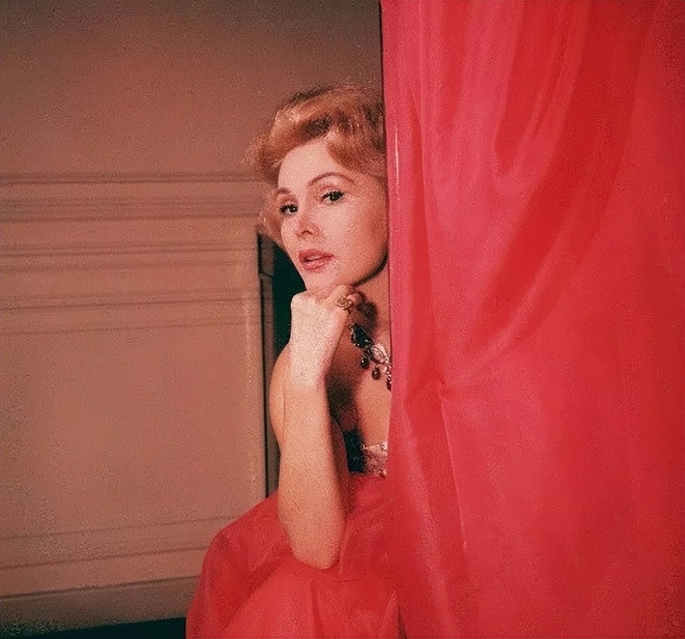 结9次婚的好莱坞交际花：嫁老头撩鲜肉，69岁和小28岁王子定终身