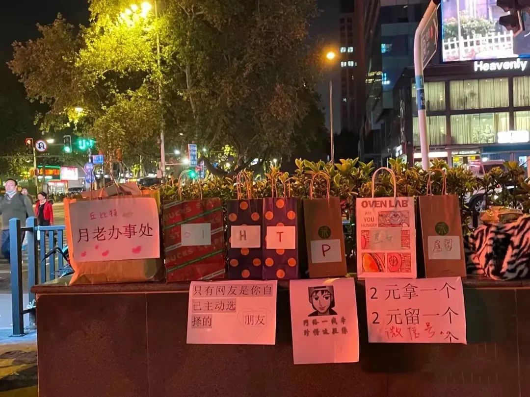 夫妻摆地摊月入90000,95后夫妻摆摊日收入9000多元