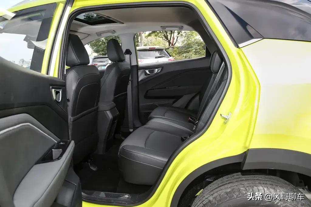 五菱推出“神车”星驰，5万多元SUV，油耗6.4升，配置给这么多？