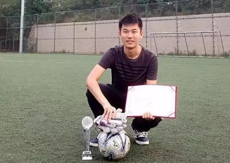 清华北大学生创业卖衣服,95后清华小伙休学卖衣服