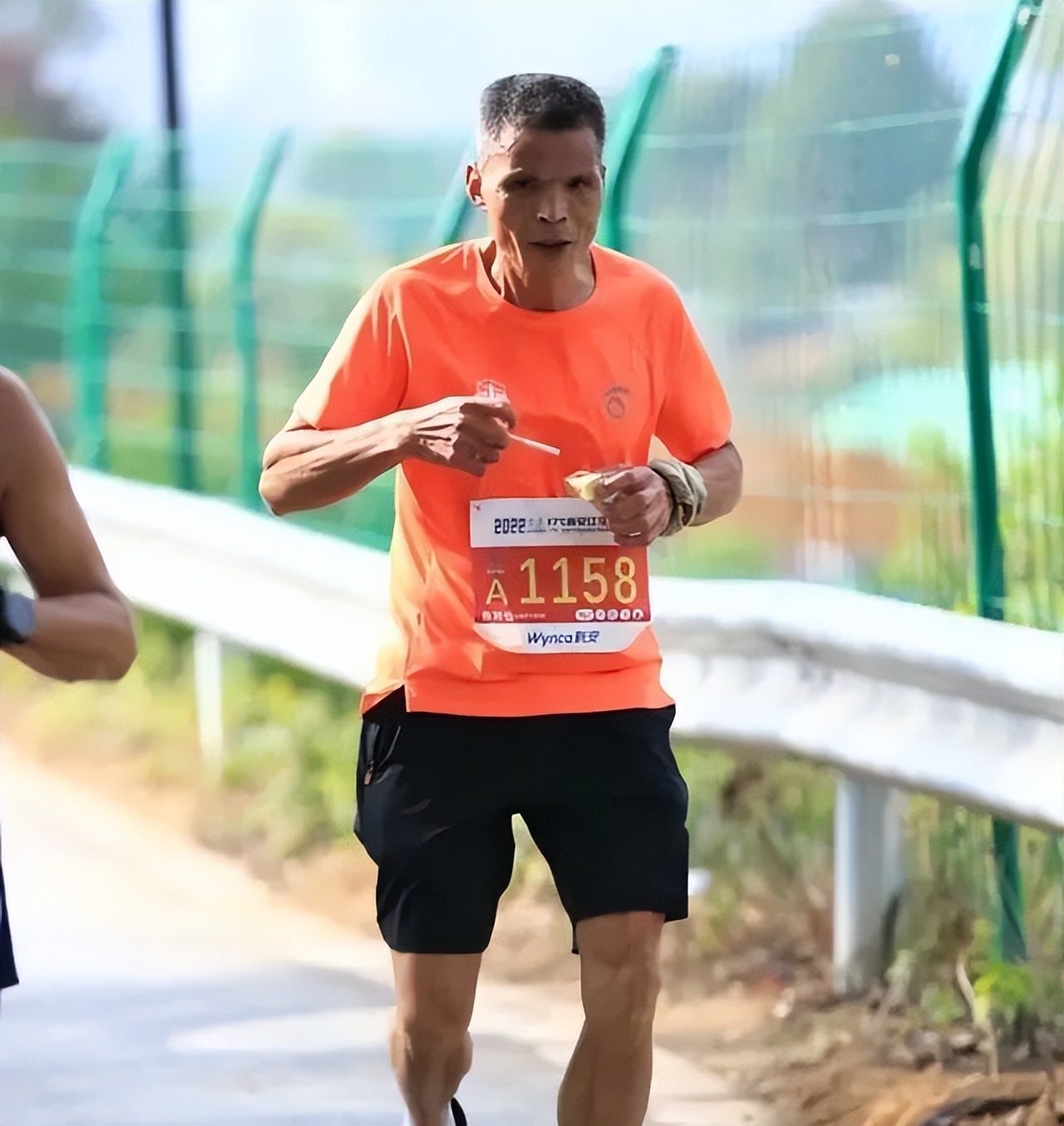抽烟哥马拉松算什么水平,马拉松抽烟哥成绩