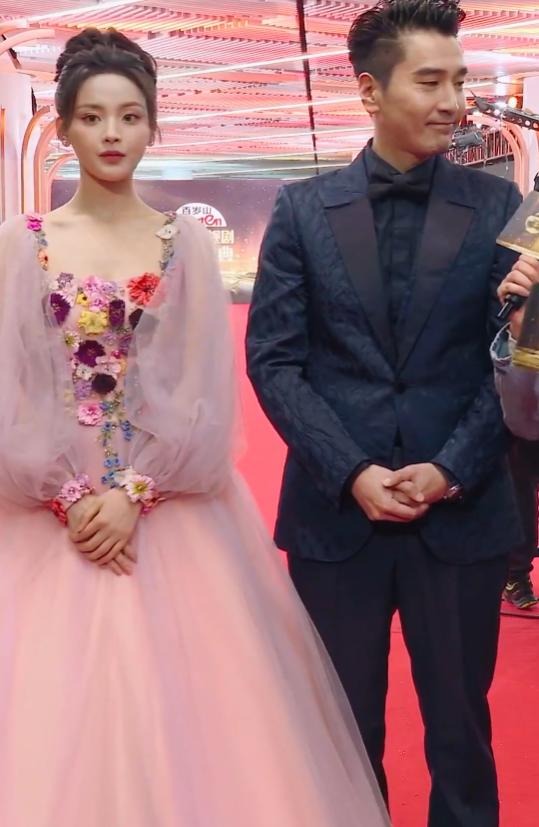 万茜张萌参加盛典的图片,李小冉出场美艳众人